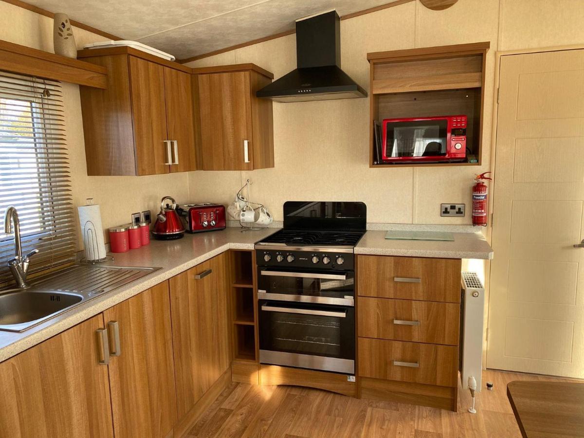 6 Berth Caravan With Decking At Manor Park In Hunstanton Ref 23017H 外观 照片