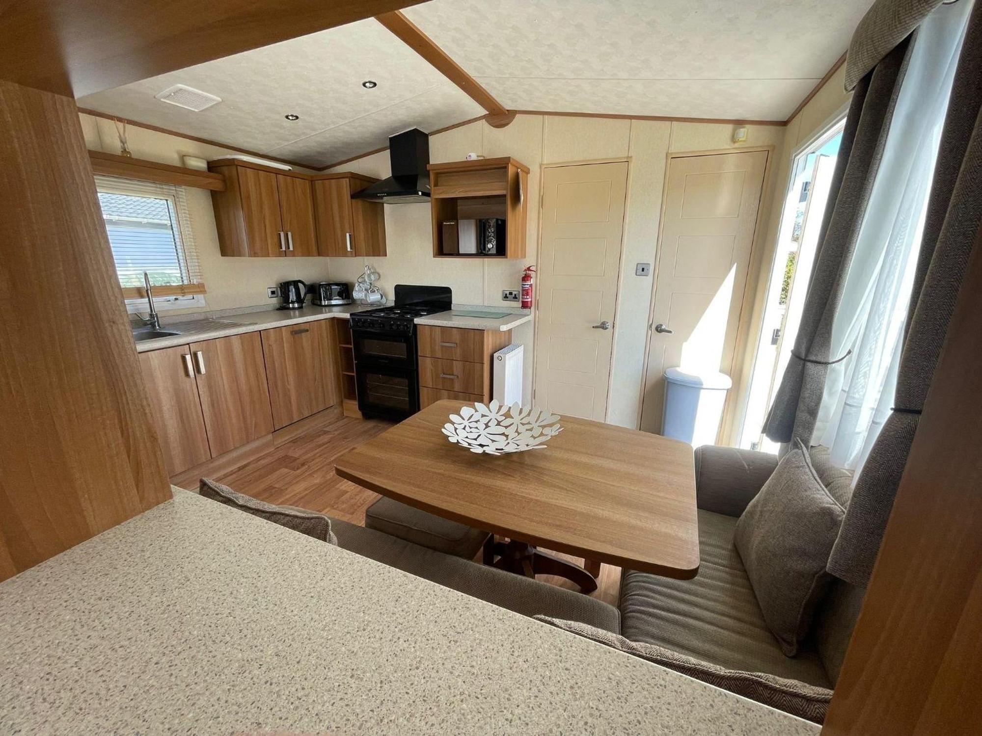 6 Berth Caravan With Decking At Manor Park In Hunstanton Ref 23017H 外观 照片